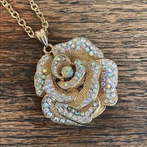 Beautiful gold flower necklace